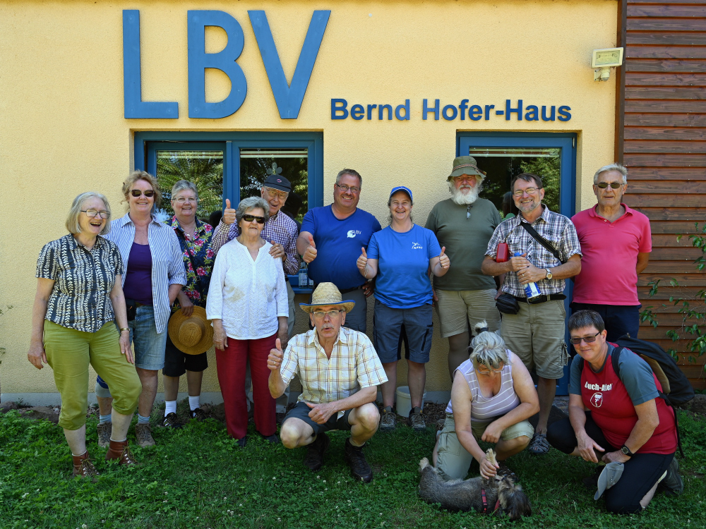 Die NABU-Gruppe "Grauspechte" mit Thomas Staab am Bernd Hofer-Haus          Foto: Hans Schwarting (LBV/NABU)