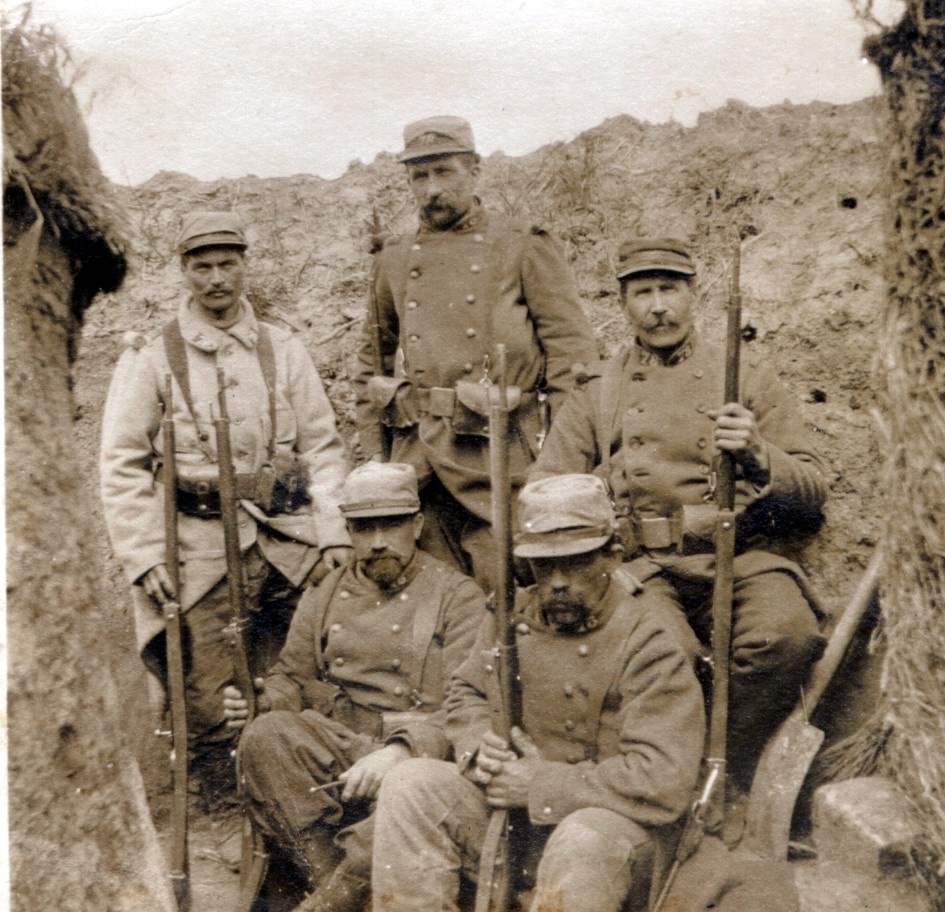 Pierre Marie François GAUTIER en 1915 il est debout, en tenue claire.