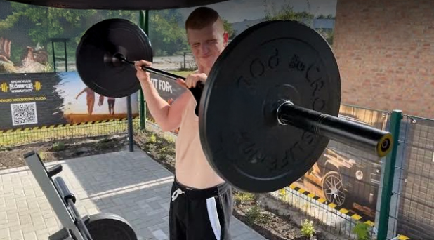 Fitness-Trainer beim Outdoor Training im Outdoorbereich des Fitnessstudios Körperwerkstatt in Friesoythe