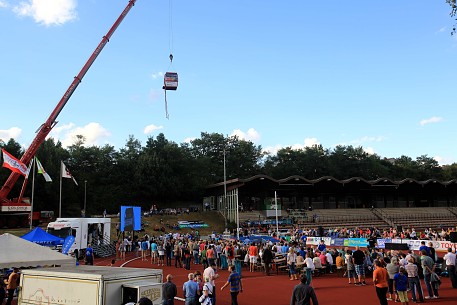 Stabhochspringer schweben in das Stadion