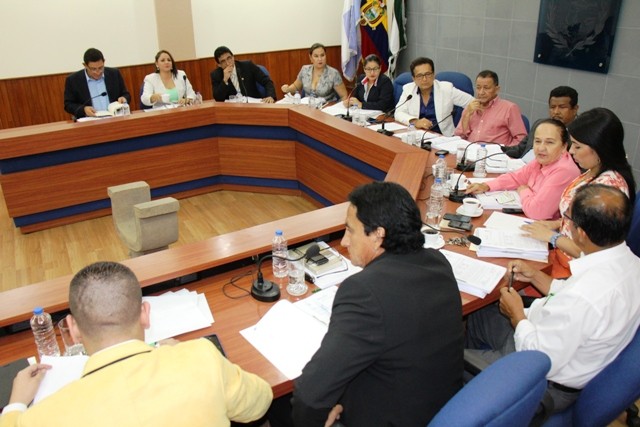 Concejo cantonal de Manta, durante la sesión ordinaria en la que aprobó reducir el valor de tiempo de espera para los pasajeros de taxis. Manta, Ecuador.