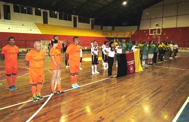 Equipos de fulbito y sus madrinas en la apertura del torneo municipal 2015 en el Coliseo Freddy Arteaga. Chone, Ecuador.