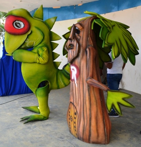Esculturas animadas de un árbol y una iguana, utilizadas para pomover un programa de reforestación en la ciudad. Chone, Ecuador.