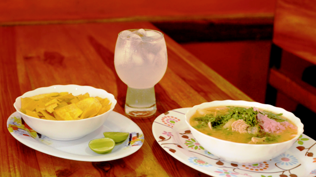 Encebollado preparado en uno de los restaurantes que concursan en el campeonato provincial. Portoviejo, Ecuador.