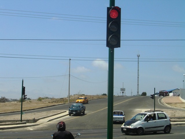 Sistema de "semáforo inteligente" en un cruce de la Vía de Circunvalación. Manta, Ecuador.