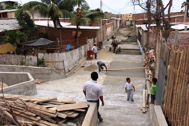 Una calle es habilitada como cauce para aguas lluvias en el Barrio María Auxiliadora. Manta, Ecuador.
