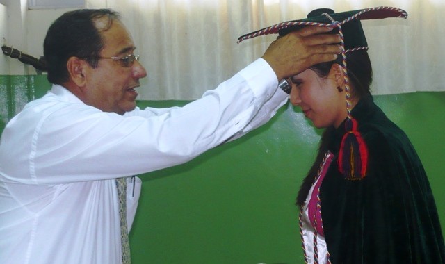 El decano de la extensión de la Uleam en El Carmen, José Robles García y una de las graduadas en febrero de 2015. El Carmen, Ecuador.