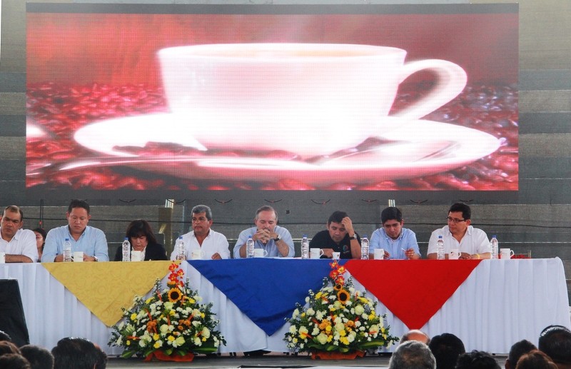 Mesa directiva de la asamblea de caficultores convocada por el Magap. Paján, Ecuador.
