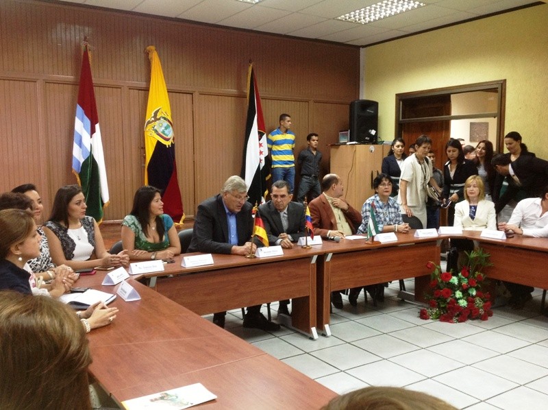 Alexander Olbrich, embajador de Alemania en Ecuador, durante una reunión en la sala de juntas del GADP de Manabí, en Portoviejo.