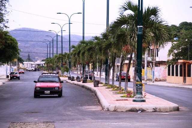 Avenida Kennedy en reparación. Portoviejo, Ecuador.