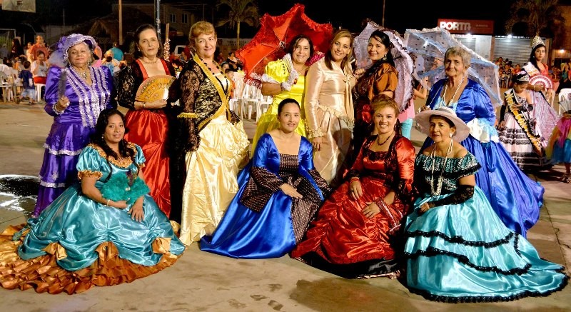 Damas de la sociedad parroquial de Convento (Chone), ataviadas a la usanza costeña poscolonial ecuatoriana.