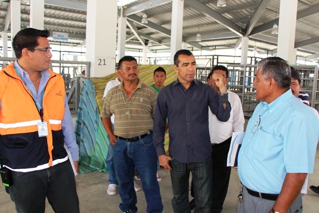 Alcalde inspecciona local de muelle pesquero donde funcionará un mercado de abastos. Jaramijó, Ecuador.