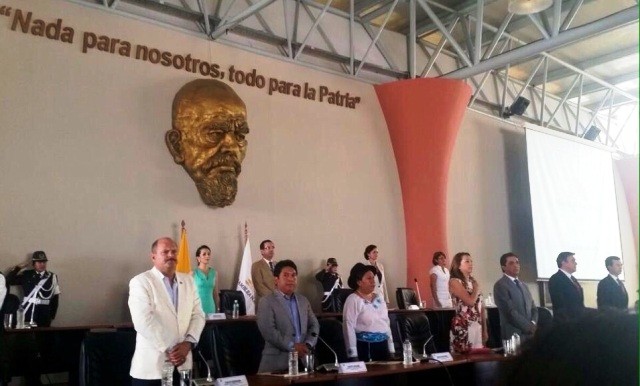 Miembros de la comisión legislativa de la Asamblea Nacional, al iniciarse la sociabilización del proyecto de "enmiendas" constitucionales en Ciudad Alfaro. Montecristi, Ecuador.