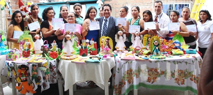 Grupo de artesanas calificadas para elaborar manualidades utilizando fomix posan con su instructora y el director municipal de Desarrollo Comunitario. Manta, Ecuador.