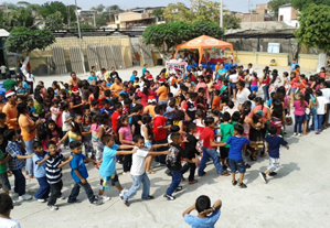 Niños de una escuela de Manabí, Ecuador, reunidos para un agasajo navideño en 2013.