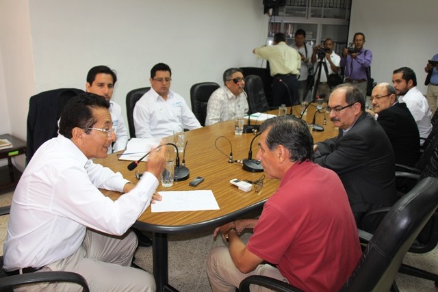Técnicos del Banco Mundial cruzan criterios con el alcalde local. Manta, Ecuador.