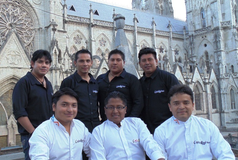 Grupo folklórico "Cantares del Viento", de Quito. Manta, Ecuador.