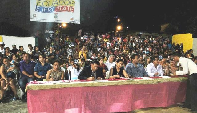 En el coliseo de Liga Deportiva Cantonal de Pichincha, el jurado elector delibera antes de proclamar a las reinas infantiles.