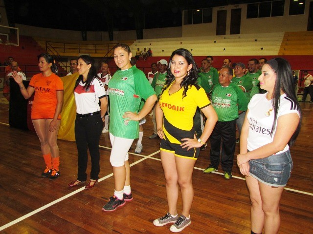 Madrinas de un torneo de fulbito entre equipos de la Administración municipal. Chone, Ecuador.