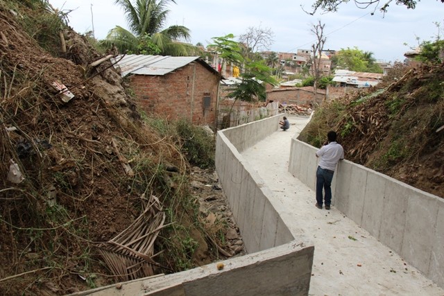 Pasaje peatonal y al mismo tiempo canal para agua de lluvias en el Barrio María Auxiliadora. Manta, Ecuador.