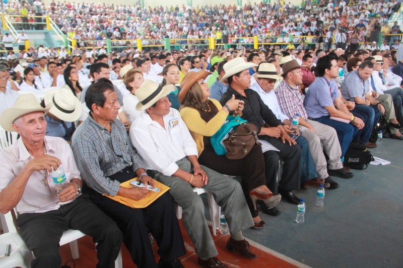 Caficultores y funcionarios públicos, juntos en la presentación de la segunda parte del proyecto "La Revolución Cafetalera". Paján, Ecuador.