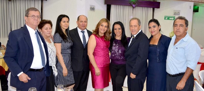 La artista del canto (c) que animó las tertulias durante la cena, rodeada de invitados selectos, entre ellos el alcalde Deyton Alcívar y su esposa Gennit.