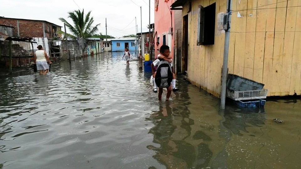 Inundación por oleaje del mar en Cojimíes.