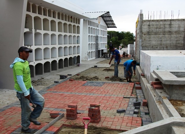 Construcción de bóvedas, osarios y camineras en cementerio general. Jaramijó, Ecuador.