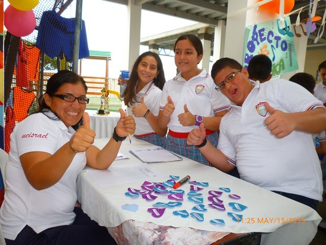 Maestra y estudiantes de Artes en la Unidad Educativa Particular Israel. Manta, Ecuador.