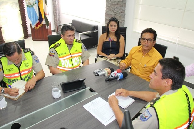 Oficiales de la Policía Civil Nacional coordinan su apoyo mutuo con el alcalde. Manta, Ecuador.
