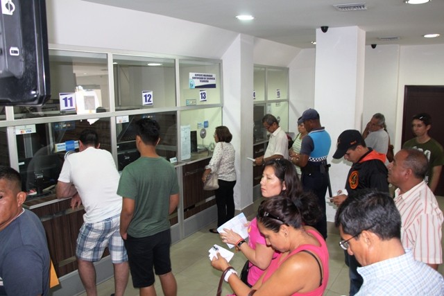 Contribuyentes municipales pagando impuestos prediales durante el día sábado 10 de enero del 2015. Manta, Ecuador.