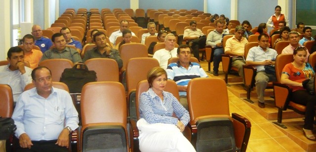 Maestros de las extensiones de la Uleam en El Carmen y Pedernales, participando en seminario sobre generación de conocimientos y concepción de artículos científicos para revistas indexadas. Pedernales, Ecuador.