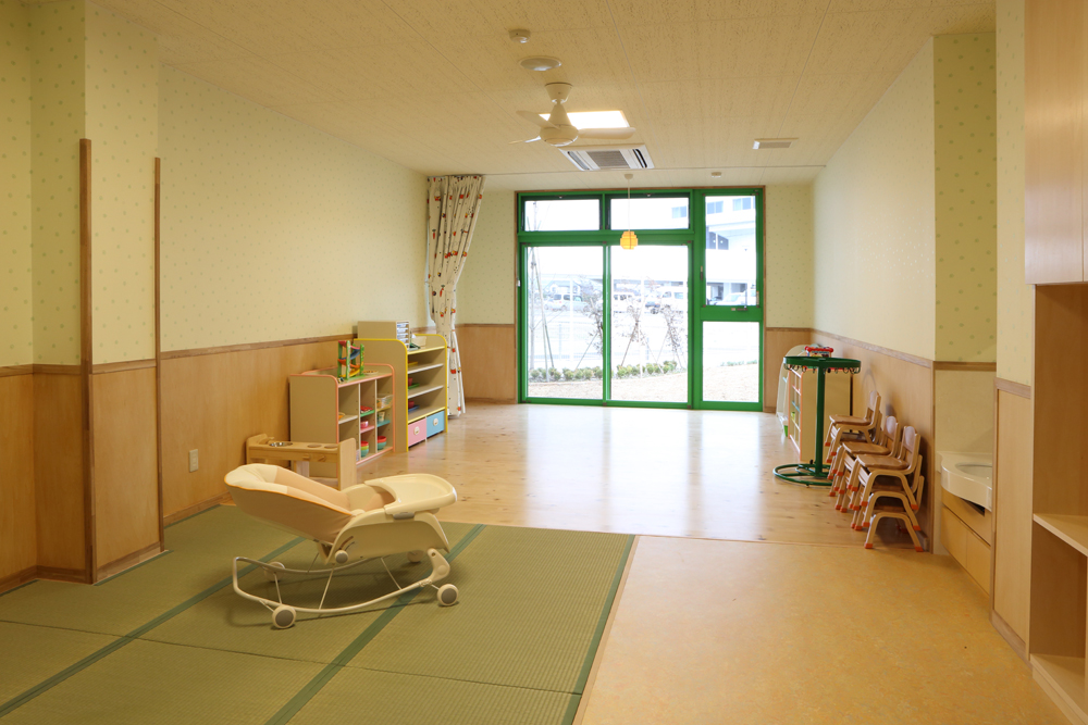 ～一時保育室～　今は早番や遊ぶ部屋として活用しています。