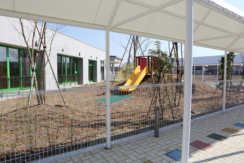 未満児園庭にはすべり台・砂場・ロッキングチェアなどがあります。