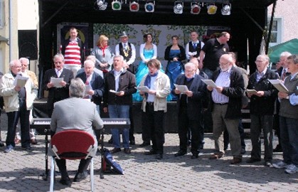 Maiansingen 2009 MGV + Quartettverein mit Chorleiter Bernd Radoch