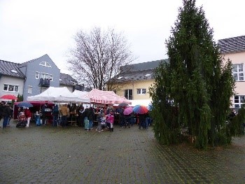 Weihnachtsbaumschmücken auf dem Bleimopsplatz in Spich