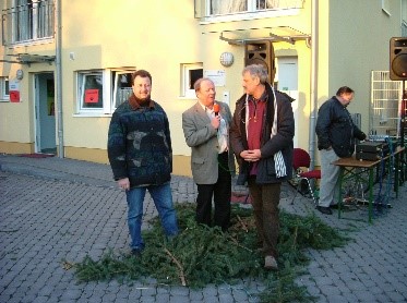 Aufbau Weihnachtsmarkt 2004: v. l. OR-Vorsitzender Hans-Willi Wolff, OR-Vorsitzender Axel Sieber, Ortsvorsteher Hans Willi Schwartz