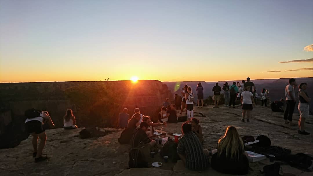 Der Sonnenuntergang von einem Aussichtspunkt