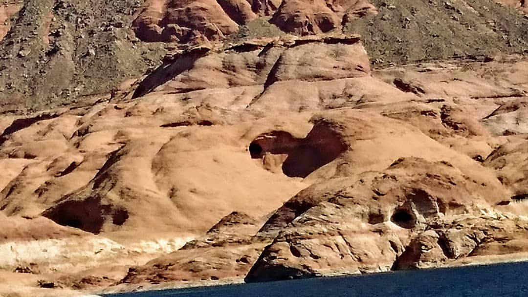 Ein herzförmiges Loch im Stein am "Lake Powell"