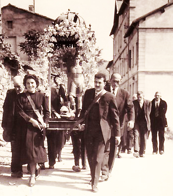 Asco (Années 1960) - Les porteurs : au premier plan, à gauche Marie Franceschetti et derrière elle Joseph Massiani ; à droite : devant Dominique Guerrini - à l'arrière : René Guerrini