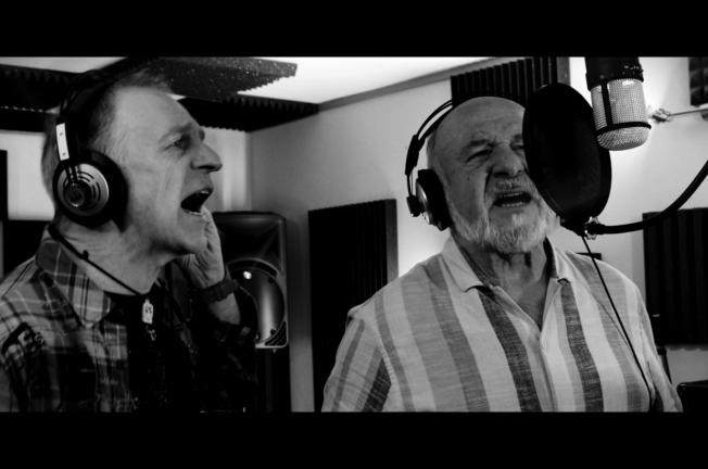 De Roll Rossi (lénks) an de Gollo (riets) am Studio wärend der Opnam vun "Eelef × Gollo".