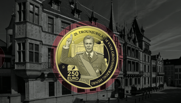 L'image montre un pièce de 250€ émise par la Banque centrale du Luxembourg avec comme motif le Grand-Duc Henri. Un peu plus tard, il a abdiqué. En arrière-fond, on voit le palais grand-ducal.