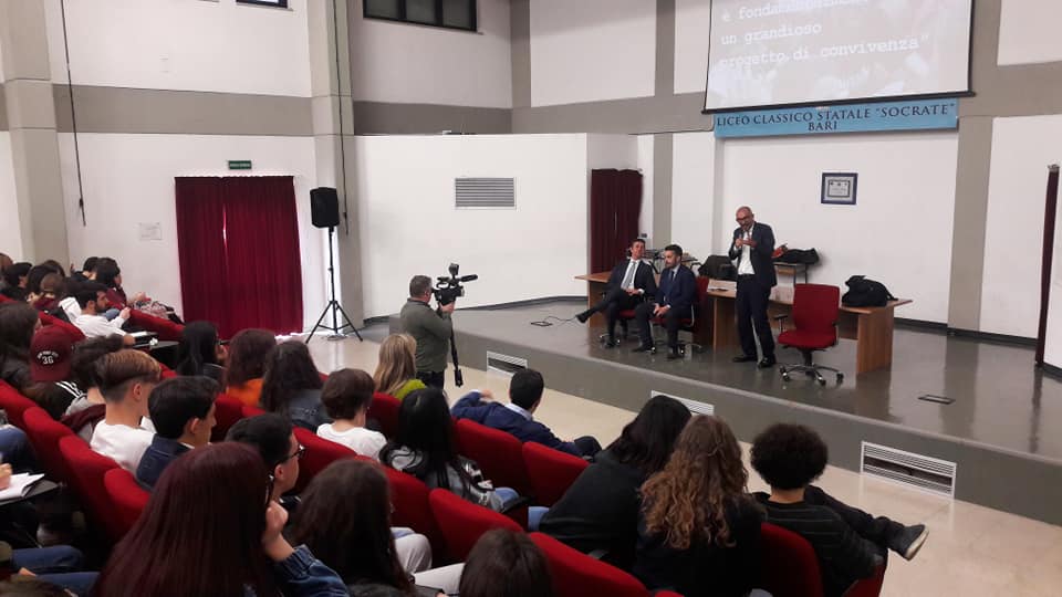 Francesco Caringella con "La Costituzione spiegata ai ragazzi...e agli adulti!" insieme agli studenti del Liceo Socrate, l'Istituto Gorjoux e Romanazzi. Modera: Giuseppe Rella e Andrea Dammacco