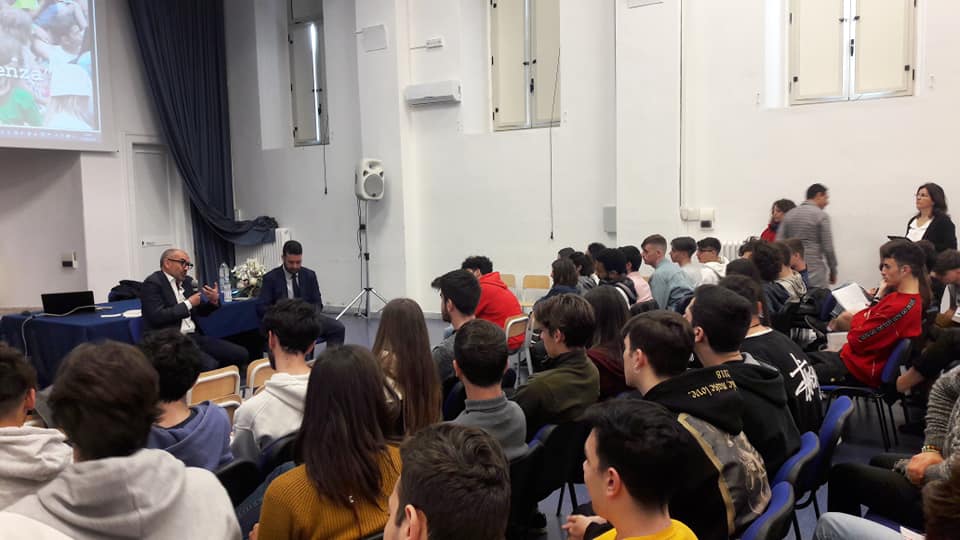 Francesco Caringella con "La Costituzione spiegata ai ragazzi...e agli adulti!" insieme agli studenti dell'Istituto Cirillo, Panetti e Vivante. Modera: Giuseppe Rella