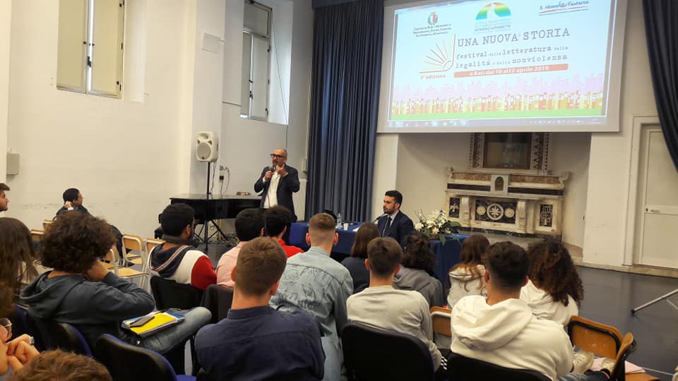 Francesco Caringella con "La Costituzione spiegata ai ragazzi...e agli adulti!" insieme agli studenti dell'Istituto Cirillo, Panetti e Vivante. Modera: Giuseppe Rella