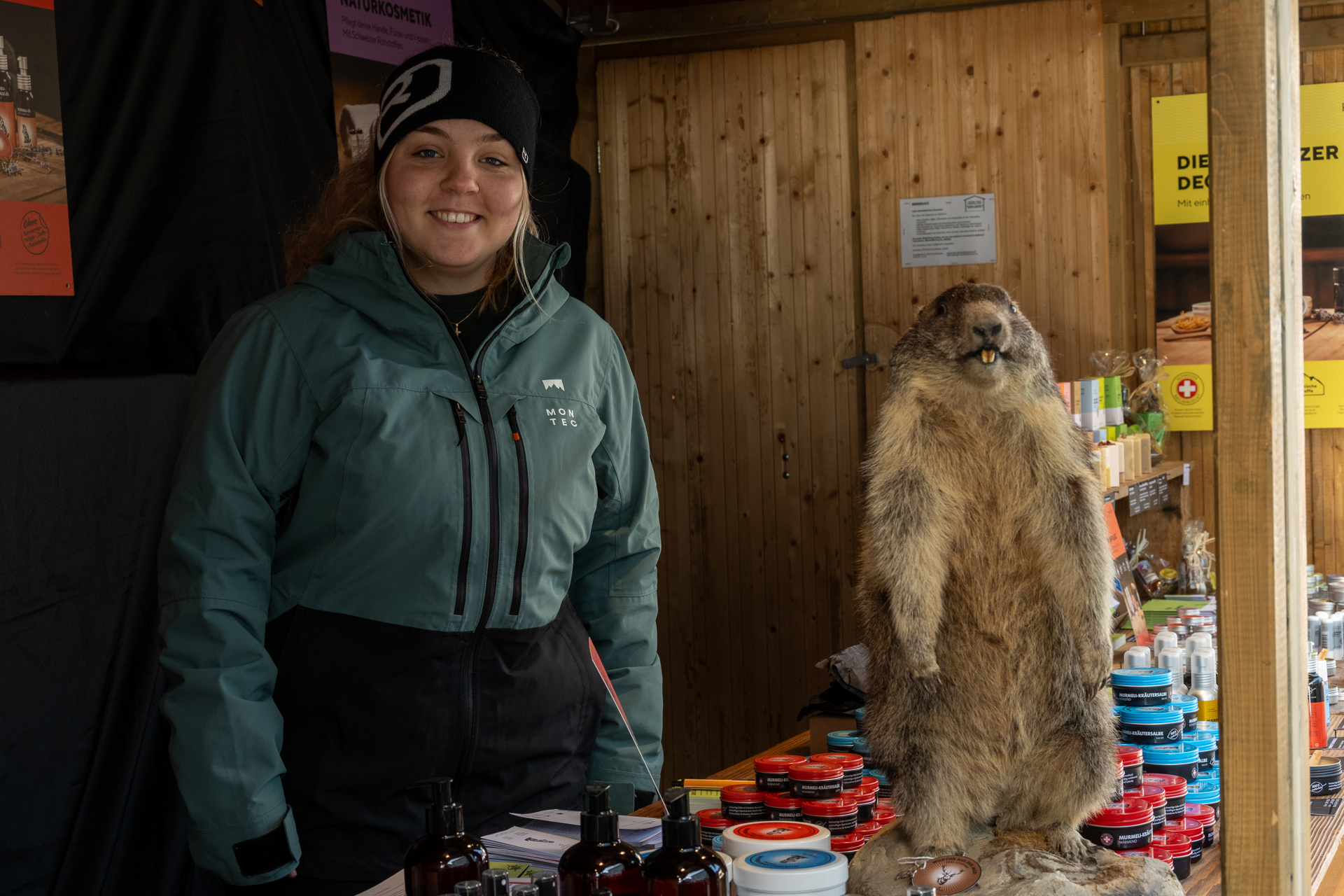 Puralpina AG. Häuschen Nr. 21. Wildwurst, Naturkosmetik, Pelzartikel. – Bild: Thomas Rubin, True Photo Zug