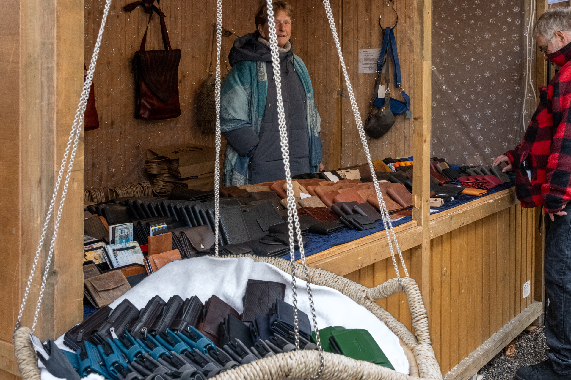 Lederwaren Relax2Shop. Häuschen Nr. 35. Lederhandtaschen, Geldbeutel, Gürtel. – Bild: Thomas Rubin, True Photo Zug