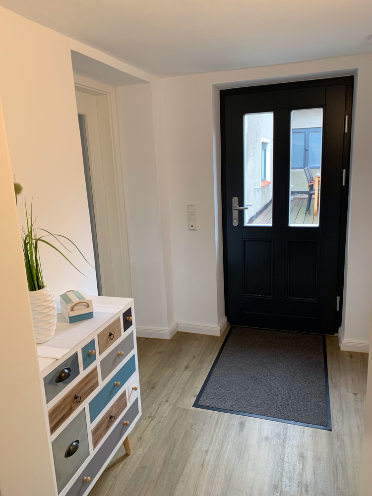 Flur hinten mit Ausgang zur Terrasse