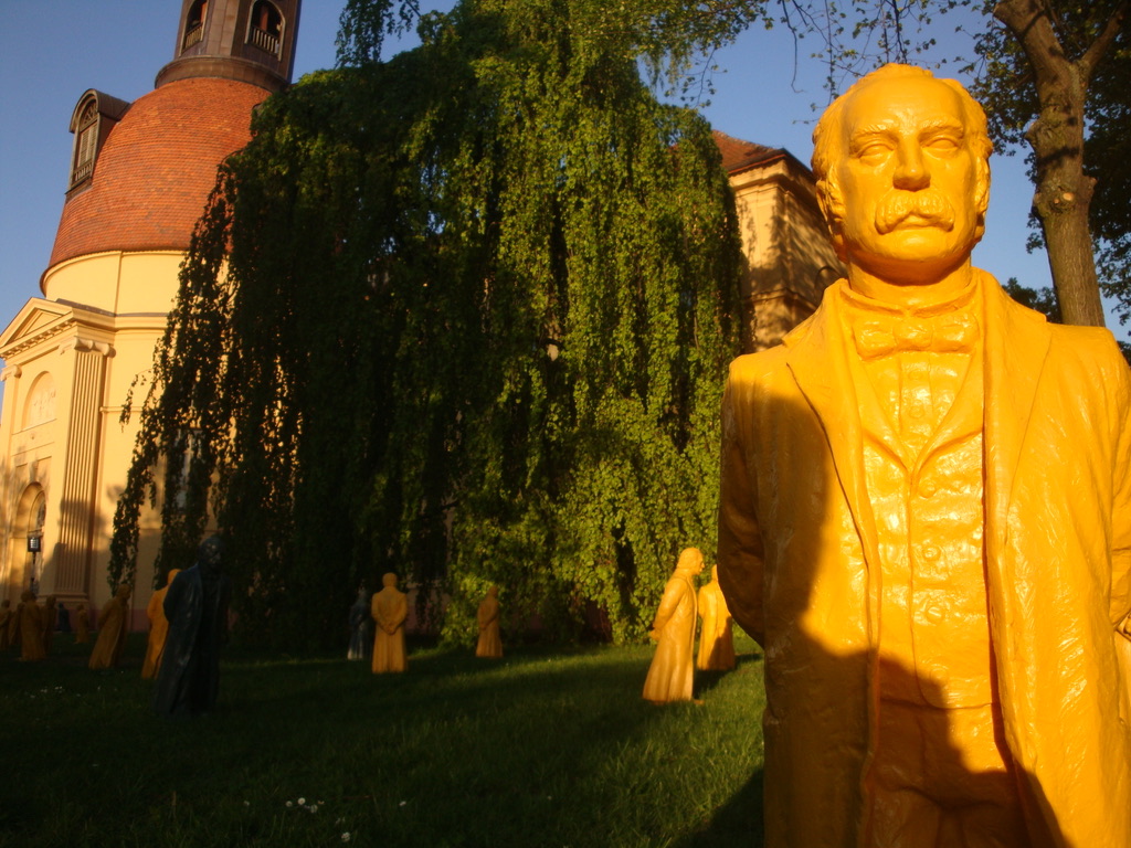 Fontane-Skulptur vor der Kulturkirche