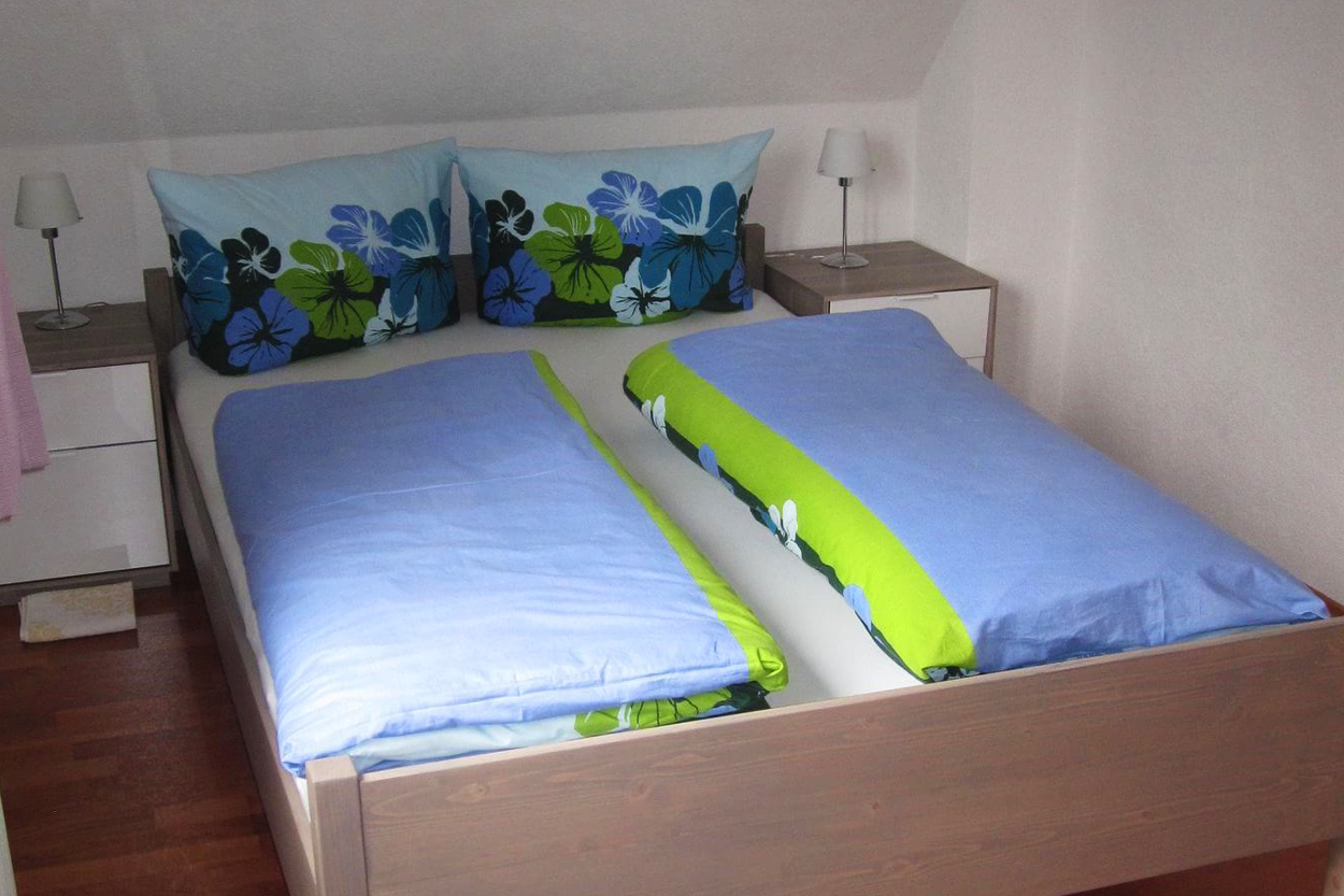 Gemütliches Schlafzimmer mit Kleiderschrank und extra langem Bett (140cmx220cm)